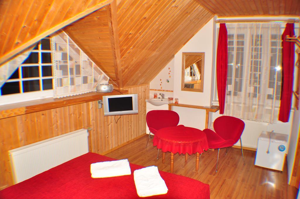 Guesthouse Leiputrija อาดาชิ ภายนอก รูปภาพ